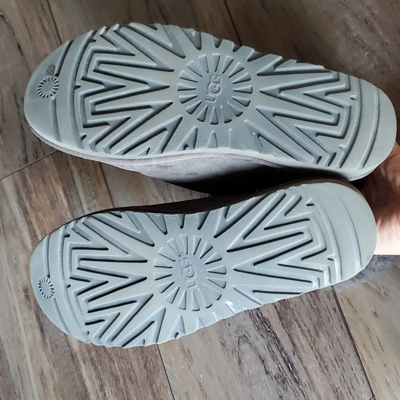 Ugg Women Bailey Button II Booties Sheepskin shoes sz 8 - Picture 16 of 16